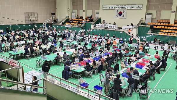 제22대 국회의원 선거 제주 서귀포시 지역구 개표장인 올림픽기념국민생활관에서 개표 작업이 한창이다. /연합뉴스