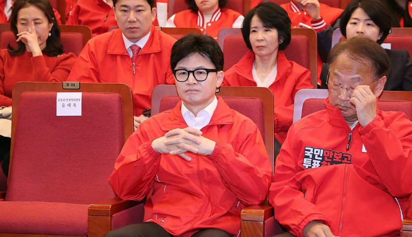 한동훈 국민의힘 총괄선대위원장이 10일 서울 여의도 국회도서관에 마련된 국민의힘 제22대 국회의원선거 개표상황실에서 출구 조사 결과를 시청하고 있다. /연합뉴스