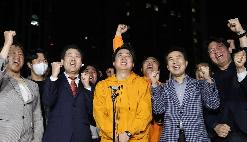 제22대 국회의원선거 화성을에 출마한 이준석 개혁신당 후보가 11일 오전 경기도 화성시 여울공원에서 당선이 유력시되자 기뻐하고 있다. /연합뉴스