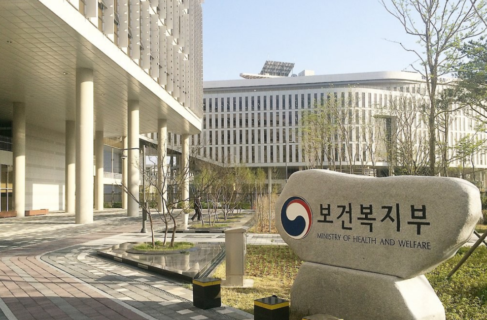 올해 새로 개정된 보건복지부 발행 노인보건복지사업안내 2024 책자에서는 '세탁물을 위탁하는 경우 전량 위탁이 원칙이다. 다만 전량 위탁을 하더라도 시설 종사자가 신고한 직종의 업무에 지장이 없는 범위 내에서 일시적으로 위생원의 업무를 일부 보조할 수 있다'고 해 규제를 현실에 맞게 완화하는 자세를 보여줬다. /연합뉴스