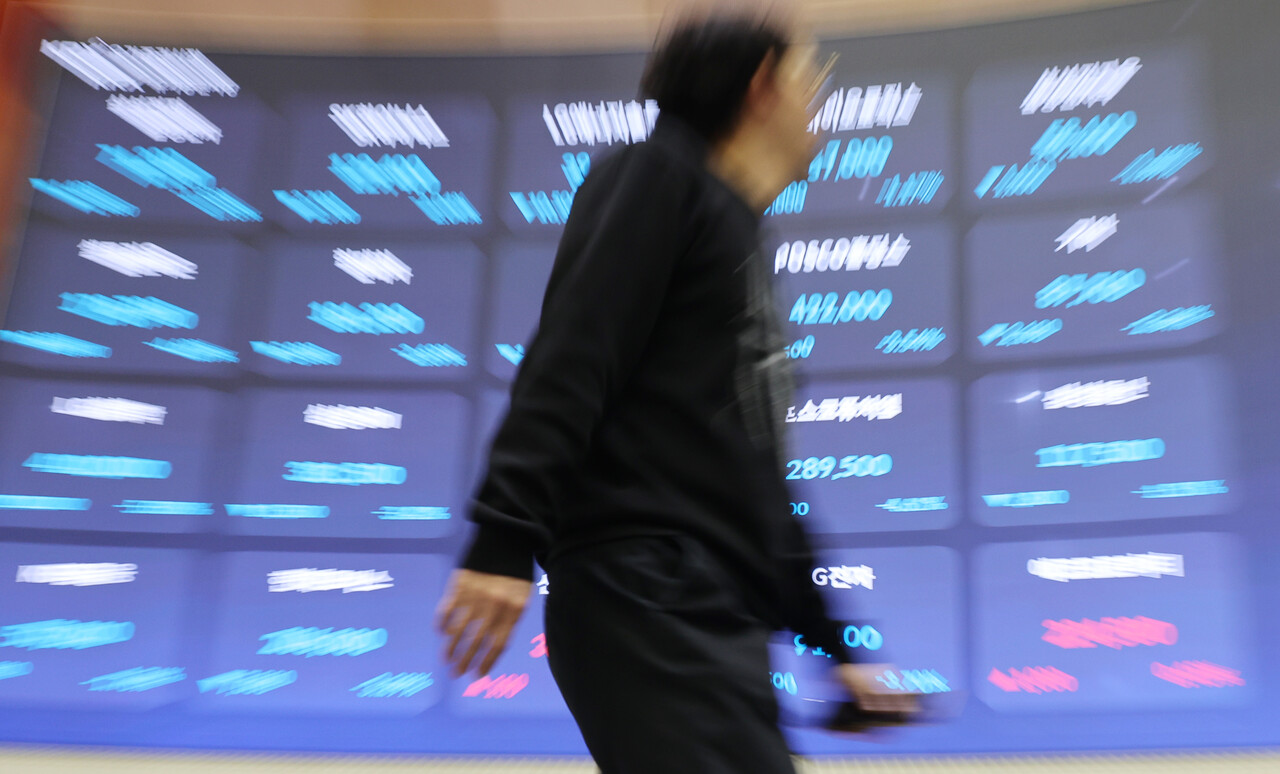 들고 있던 주식을 상장 당일 시초가에 던지기 위한 ‘묻지 마 청약’이 기업공개(IPO) 시장에서 횡행하는 가운데 애초에 발행사와 주관사가 공모 가격을 실제 기업가치 이상으로 높이는 ‘공모가 뻥튀기’가 문제라는 지적이 나온다. 기대치를 있는 대로 높여 시선을 끌고 주가를 큰 폭으로 높인 후 기관 등 큰손이 던진 물량을 받은 개인투자자는 손실을 입은 채 빠져나오지 못하는 양상이다. 사진은 서울 여의도 한국거래소 홍보관에서 한 시민이 전광판 앞을 지나는 모습 /연합뉴스