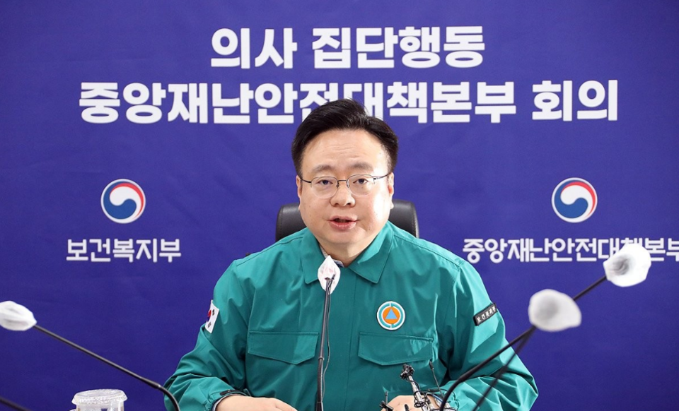 제22대 총선에서 여소야대 결과가 나오면서 정부의 '의대 증원 2000명' 정책에 변동이 있을지 이목이 쏠리는 가운데 보건복지부(복지부)는 "기존 의대 증원 정책에 변동 사항은 없다"라고 밝혔다. /연합뉴스