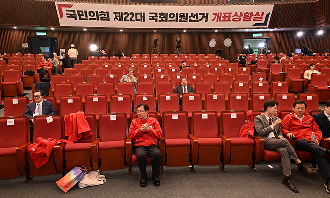 제22대 국회의원 선거가 치러진 10일 서울 여의도 국회도서관에 마련된 국민의힘 개표상황실에 여당 지도부 대부분이 일찌감치 자리를 떠 좌석 곳곳이 비어 있다. 앞줄에는 이만희 의원(앞줄 왼쪽)과 김형동 의원(앞줄 오른쪽)이 앉아 있다. /연합뉴스