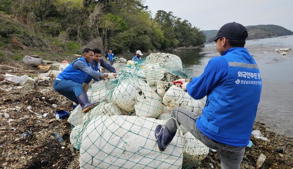경남외국인주민지원센터의 해양정화사업은 해양수산부와 해양환경공단이 주최하는 '반려 해변' 프로젝트의 일환이다. 기업 또는 단체가 해변을 입양하고 정화 활동 및 캠페인을 펼친다. /경상남도외국인주민지원센터