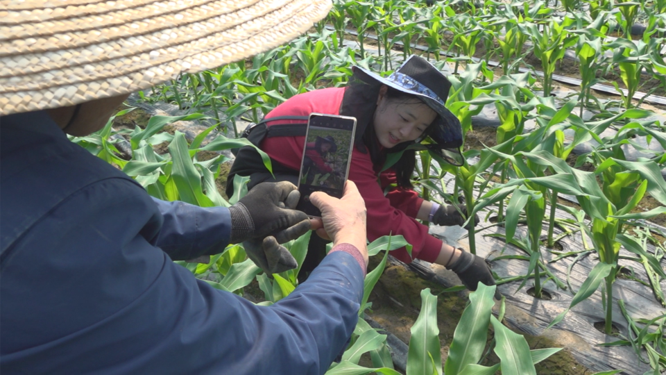 홈페이지에 업로드할 사진을 강 씨의 아버지가 찍어주고 있는 모습이다. /이민경 PD