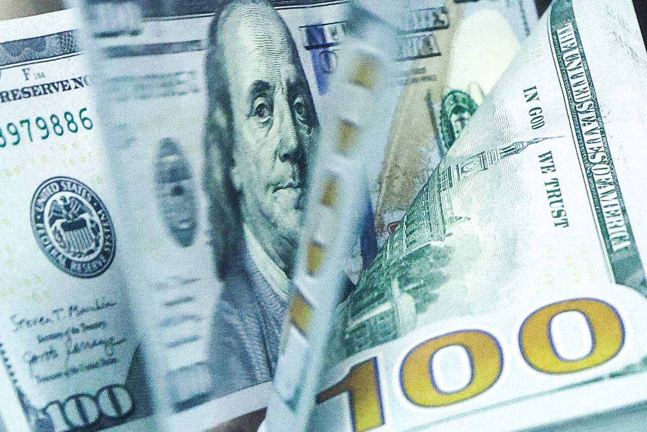 4월은 상장사가 외국인 주주에게 배당액을 지급하는 시기로 오랫동안 외환이 유출하는 요인으로 작용했다. 반도체 기업의 수출 호재도 외국인의 배당금 역송금으로 인한 자금 유출을 상쇄하는 요소다. 즉 지금의 고환율 상황이 배당금 지급에서 기인하진 않는다. 사진은 100달러 화폐 /TASS=연합뉴스