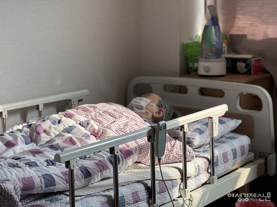 콧줄을 끼우지 않고 남은 잔존능력을 얼마나 유지하게 시키느냐가 최 원장이 추구하는 장기요양돌봄이다. /김현우 기자