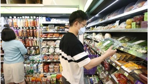 다음 달 1일부터 CU·GS25·세븐일레븐·이마트24 등 편의점에서 판매하는 가공란, 볼펜, 면도기, 폼클렌저, 생리대 등이 일제히 가격이 인상된다. /연합뉴스