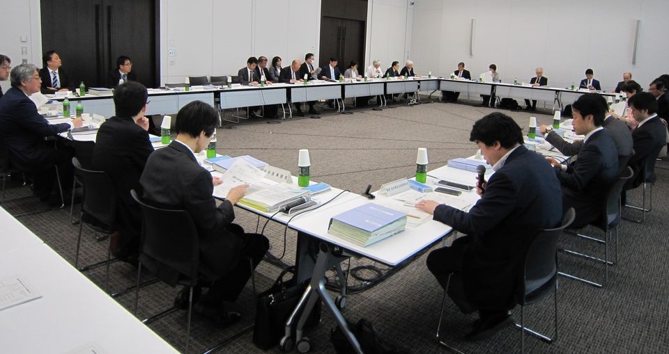 2018년 3월 23일에 개최된 일본의 제18회 의사 수급분과회 참여자들이 토론을 진행하고 있다. /후생노동성