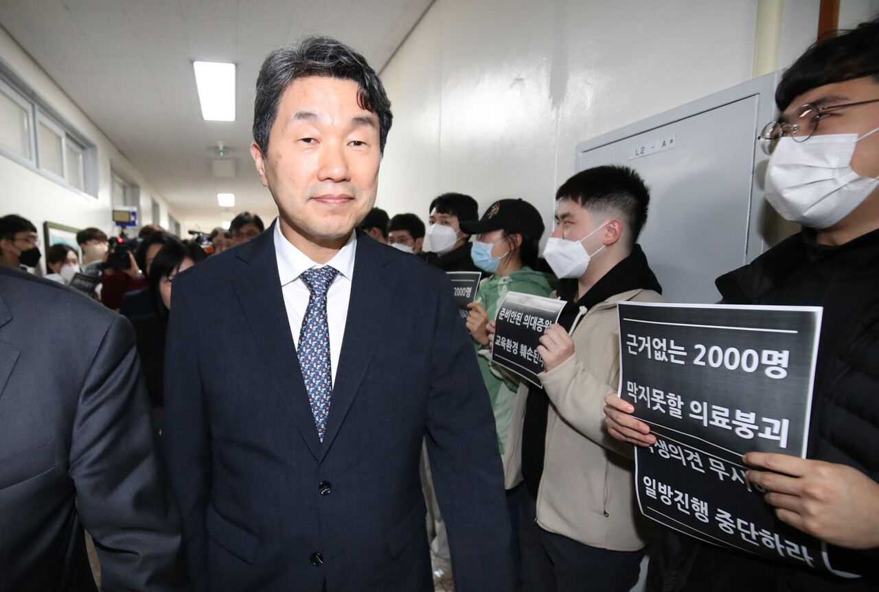 충남대 의대교수와 학생들이 지난 5일 학교를 방문한 이주호 교육부 장관 앞에서 피켓 시위를 벌이고 있다. /연합뉴스