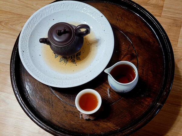 보이차는 형식을 차리지 않고 차주전자 하나로 뜨거운 물만 부어 마시면 그만이다. 물론 분위기를 만들어 마시면 더 좋은 건 물론이다. /김정관