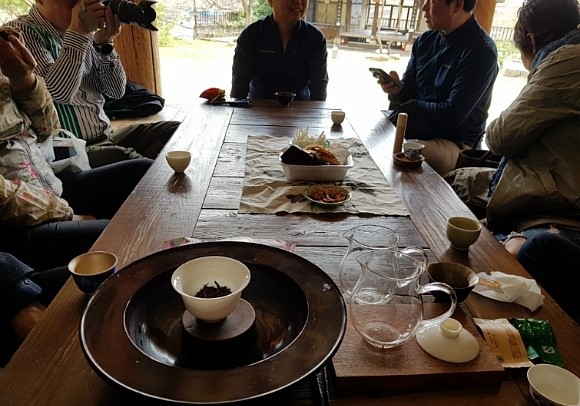 다우들과 다연회라는 이름으로 다회를 만들어 한 달에 한 번 찻자리를 가지고 있다. 보이차를 즐겨 마신다는 공감대로 만나는 다우들은 성별 불문, 나이 불문, 직업 불문으로 만남의 자리를 가진다. /김정관