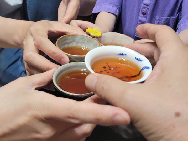 손주의 제안으로 찻잔을 맞대고 건배, 건배사는 손주가 하는데 언제나 "우리 가족 만세"라고 한다. /김정관