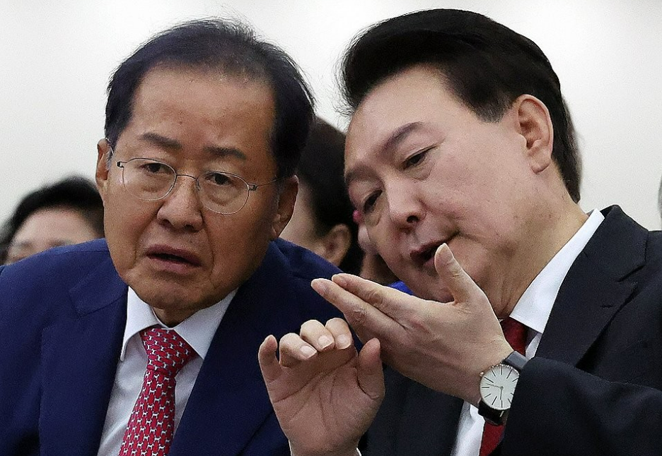 윤석열 대통령이 2023년 11월 7일 대구 엑스코에서 열린 2023년 바르게살기운동 전국회원대회에서 홍준표 대구 시장과 대화하고 있다. /연합뉴스