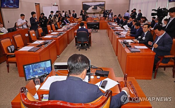 18일 서울 국회에서 열린 농림축산식품해양수산위원회 전체회의에서 소병훈 위원장이 '양곡관리법 개정안'과 '농산물 가격 안정법 개정안'을 국회 본회의에 직회부하는 안 등을 야당 단독으로 가결하고 있다. /연합뉴스