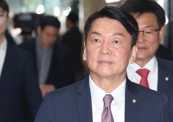 안철수 의원은 '공론화위가 제시한 두 개의 안에 대해 과연 개혁이라는 표현을 쓸 수 있을지가 의문'이라고 적었다. /연합뉴스