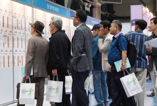 고령 근로자의 은퇴연령이 점점 늦어지고 있지만, 실업급여 지급 연령은 65세로 한정되어 있어 이를 확대해야 한다는 목소리가 나온다. /연합뉴스