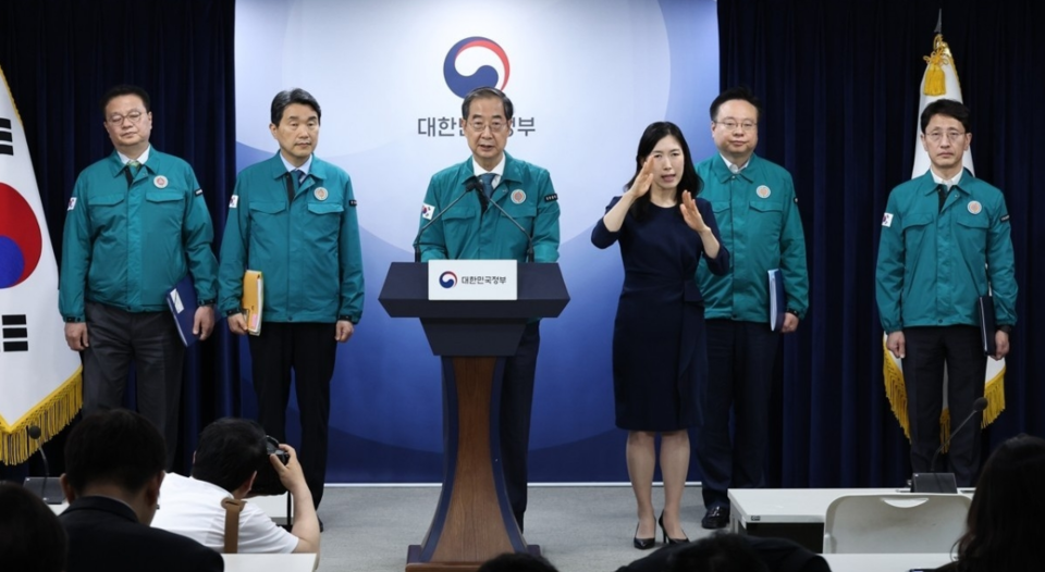 한덕수 국무총리와 관계 장관들이 19일 오후 서울 종로구 정부서울청사에서 열린 의과대학 증원관련 특별 브리핑에 참석해 거점국립대 총장들이 건의한 의대 정원 조정 건의에 대한 정부의 입장을 설명하고 있다. /연합뉴스