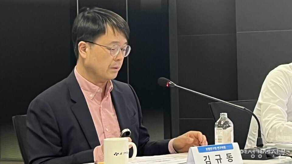19일 김규동 보험연구원 연구위원은 이날 보험연구원이 'AI를 활용한 개인자산관리 서비스'를 주제로 연 산학 세미나에서 국내 보험사는 대부분 금융지주사의 계열사 형태로 존립하고 있는데 이같은 구조가 보험사의 자산 관리 시장 진출을 어렵게 한다고 말했다. /허아은 기자