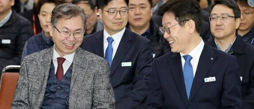 지난 2018년 이재명 경기도지사가 경기도청에서 열린 기본소득 토론회에서 이한주 경기연구원장(왼쪽)과 대화하고 있다. /경기도청