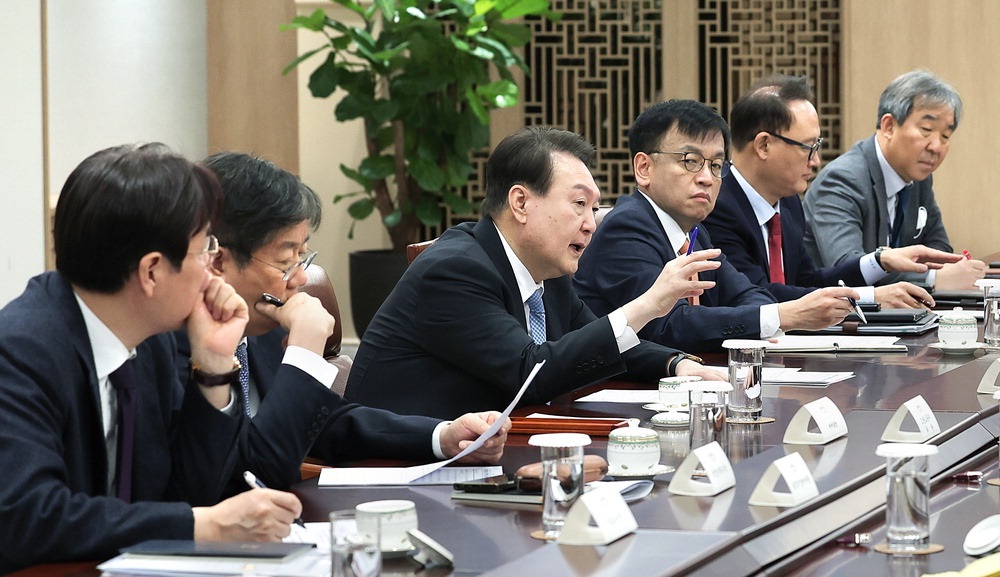 윤석열 대통령과 참모진이 용산 대통령실 청사에서 회의하고 있다. 왼쪽부터 이관섭 국정기획수석, 김대기 비서실장, 윤 대통령, 최상목 경제수석, 안상훈 사회수석, 한오섭 국정상황실장. /대통령실