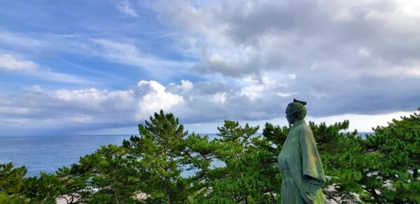 사카모토 료마의 동상이 태평양을 향하고 있다. 자국의 개혁을 꿈꾸며 동분서주했다는 그. 그의 생각이 궁금해지기 시작했다. /사진=양은심