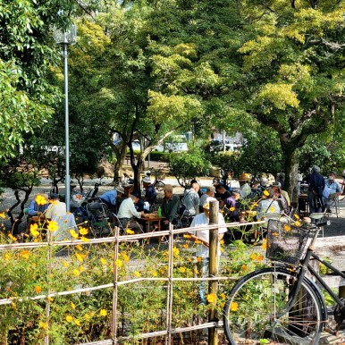 나무 그늘에서 오락을 즐기고 계신 어르신들 /사진=양은심