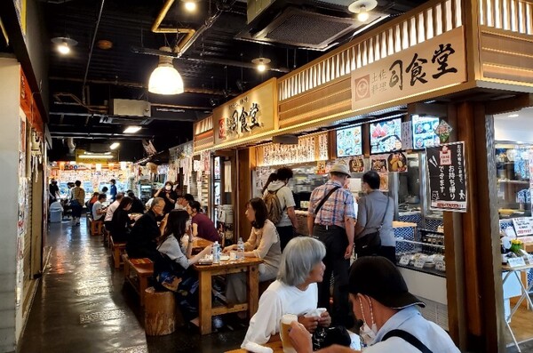 점심을 겸해서 술잔을 부딪치는 고치현의 사람들. 물론 나 같은 여행객도 있을 것이다. /사진=양은심