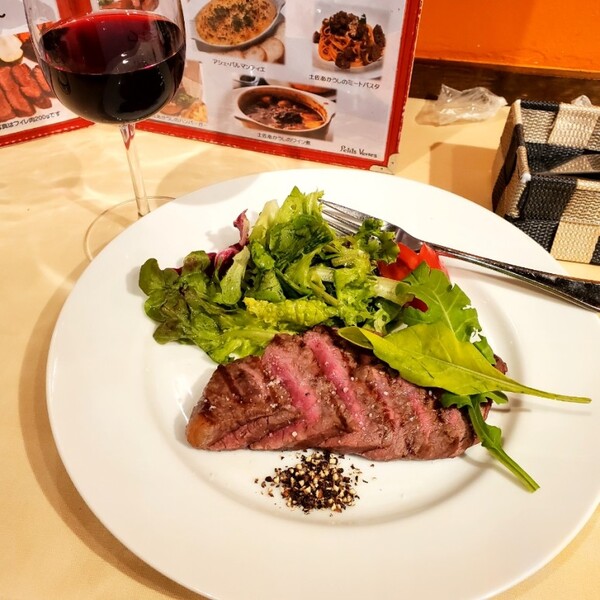 내 위장과 마음을 충족시켜 준 도사 아카우시 스테이크. 지갑 사정상 가장 저렴한 메뉴를 골랐다. /사진=양은심