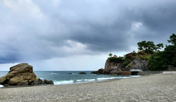 사진 오른쪽 끝에 빨간 신사가 보인다. /사진=양은심