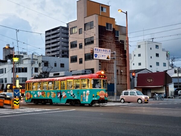 이른 아침, 라이트를 켜고 달리는 버스. 그려져 있는 그림 덕에 얼굴에 미소가 번졌다. /사진=양은심