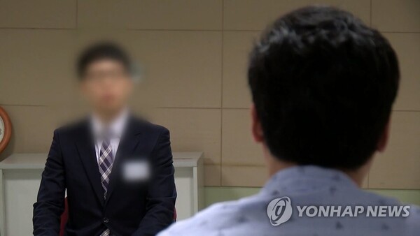 면접관이 지원자에 질문하고 있다. /연합뉴스