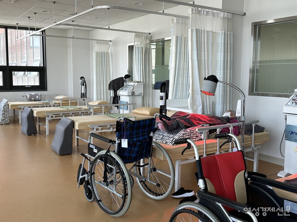 보아스 골든케어는 어르신의 신체, 인지기능 향상을 위해 전문 작업치료사와 물리치료사가 맞춤형 치료를 제공하고 있다. /김정수 기자