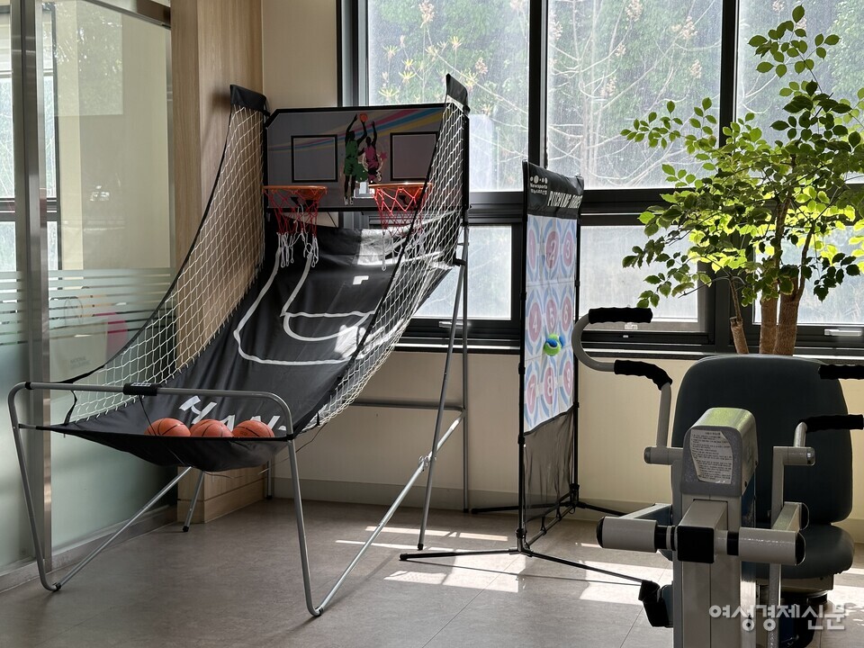 두 마을 사이에는 농구대, 운동기구 등 운동할 수 있는 공간이 마련돼 있다. /김정수 기자