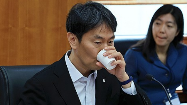 이복현 금융감독원장이 18일 오전 서울 영등포구 여의도 금융투자협회 대회의실에서 열린 기업과 주주행동주의의 상생·발전을 위한 간담회에 참석해 발언을 마친 뒤 물을 마시고 있다. /연합뉴스