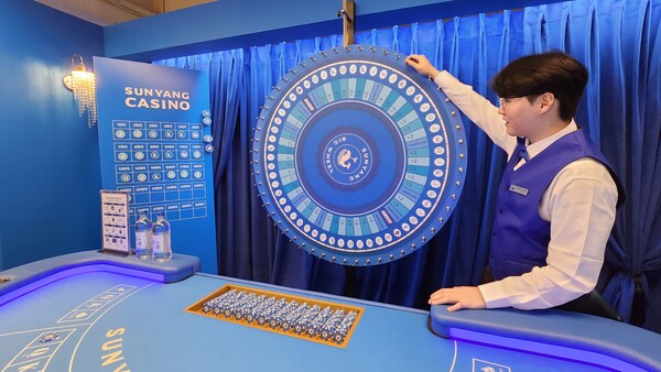 선양카지노 팝업스토어 내 게임존에서 빅휠 게임에 베팅할 수 있다. /류빈 기자