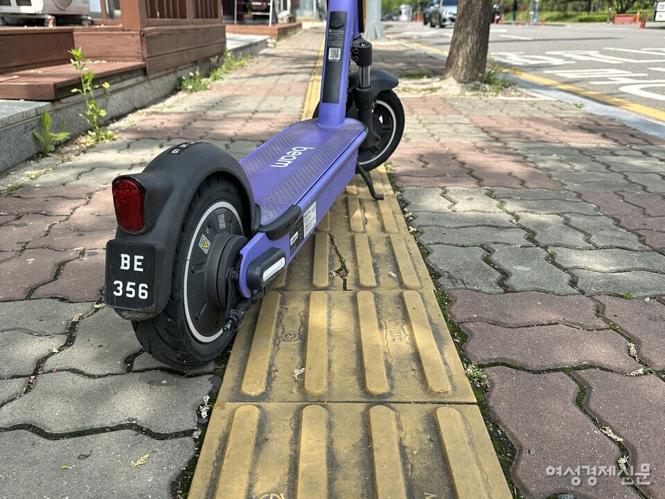 경기도 김포시에서 보도에 있는 점자블록 위에 전동킥보드가 주차된 모습을 볼 수 있다. /김정수 기자