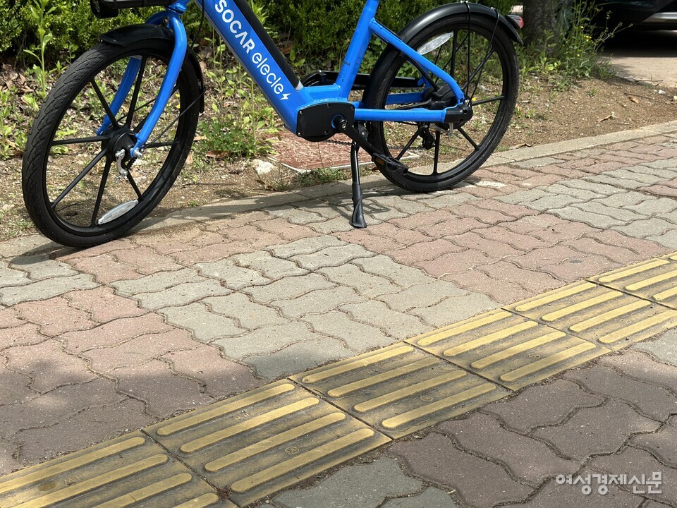 경기도 김포시에 있는 점자블록 근처에 공유 자전거가 주차돼 있다. /김정수 기자