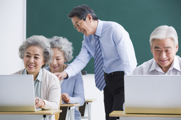 지역에서 생업을 하면서 중년과 노년을 맞이한 사람이 굳이 대학에 들어가 학업을 이어 간다. 공통점이라면 같은 지역에 산다는 정도이다. 한 다리만 건너면 아는 사람들끼리 한 대학에 다니고 있다. 그것도 즐겁게 말이다. 이게 평생교육이라는 생각이 들었다. 사진은 칼럼의 특정 사실과 무관함 /게티이미지뱅크