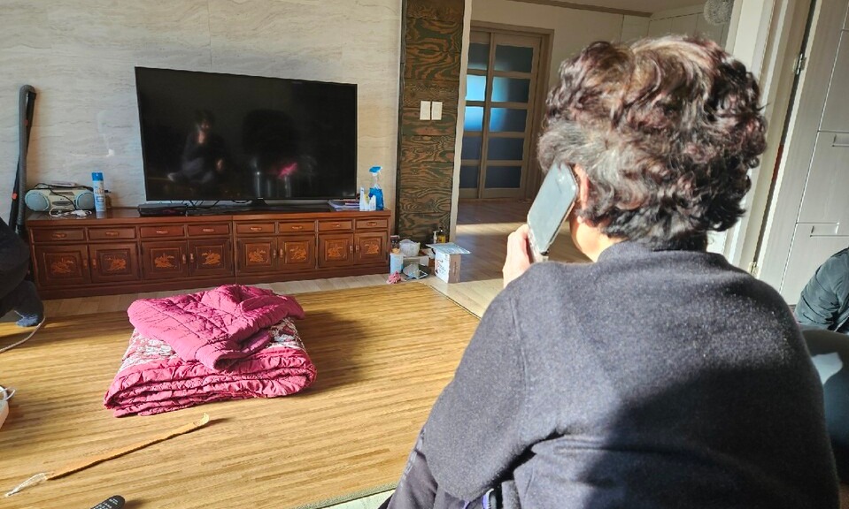 케어콜 서비스를 이용중인 어르신. /제로웹