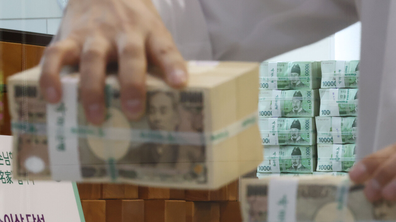 엔/달러 환율이 156엔대를 기록하며 34년 만에 최저치다. 초엔저가 지속하고 있지만 일본은행이 기준금리를 동결하자 엔화 가치는 곤두박질치고 있다. /연합뉴스