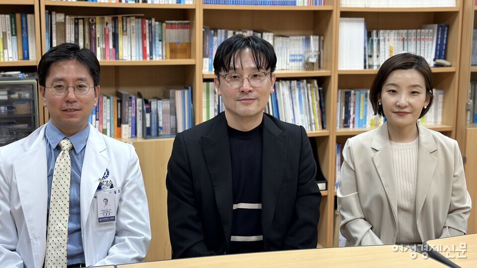 여성경제신문이 9일 스마트 콘택트렌즈 연구를 진행한 공동 연구팀을 만났다. 왼쪽부터 이용호 세브란스 내분비내과 교수, 박장웅 연세대학교 신소재공학과 교수, 김자영 연세대학교 의과대학 의공학교실 교수 /김정수 기자