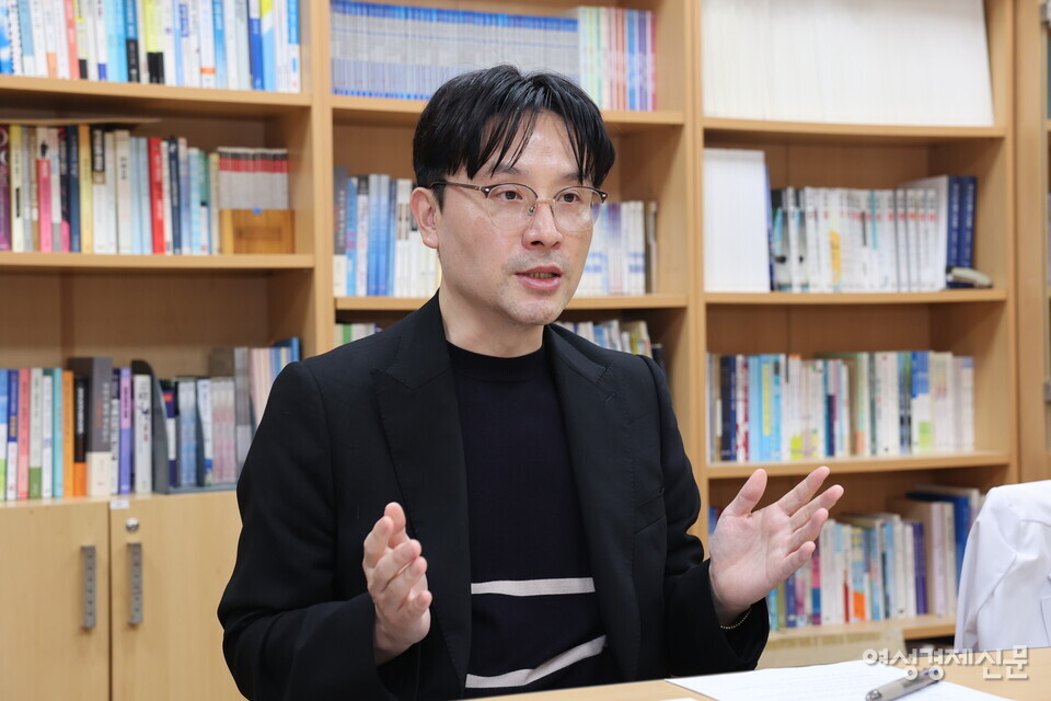 박장웅 교수는, 연구팀이 분석한 결과 눈물 당과 혈당 간 97% 가까운 상관관계가 있는 것으로 확인됐는데 그동안의 연구에서 상관관계가 없다고 나왔던 것은 통증으로 인한 눈물의 성분 및 양 변화와 개인마다 다른 지연 시간 때문이라고 설명했다. /세브란스병원