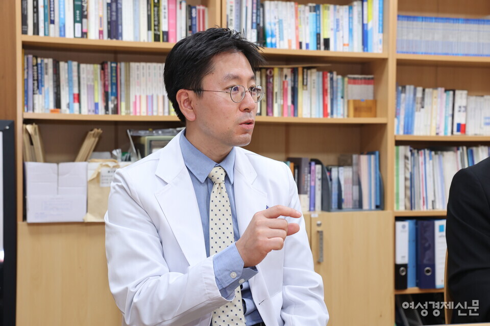 이용호 교수는 "스마트 콘택트렌즈는 비침습적이므로 피를 보지 않아도 되는 장점이 있다. 향후 상용화된다면 환자들이 쉽게 접근할 수 있다. 실시간 모니터링을 통해 혈당 조절이 가능한 것도 특징"이라고 설명했다. /세브란스병원