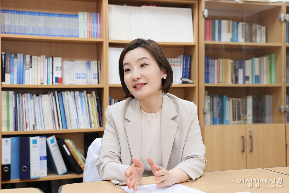 김자영 교수는 "스마트 콘택트렌즈가 상용화되기 위해선 먼저 렌즈를 착용한 상태에서 눈물 당과 혈당 간 지연 시간을 환자 개인이 찾아야 한다. 개개인에 따른 지연 시간이 계산되면 그때부터 혈액을 채취하지 않더라도 렌즈 착용만으로 혈당을 측정할 수 있다"고 말했다. /세브란스병원