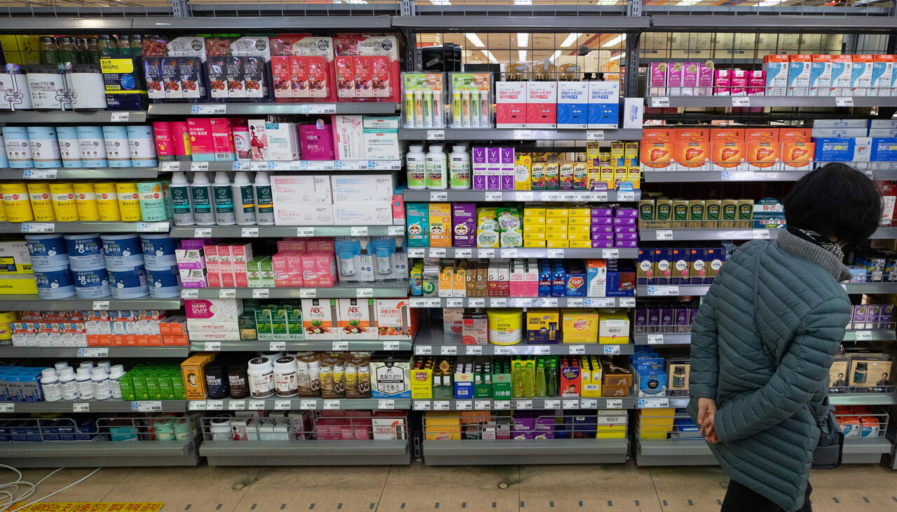 서울의 한 대형마트에 진열된 건강기능식품 /연합뉴스