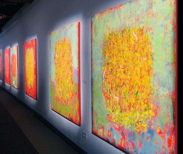 어둡고 차가운 현실에 별처럼 빛나던 추억의 '사과'를 주제로 묘사한 그림들을 보며 '성공한 연기자로서 틈틈이 그린 배우 박신양의 그림이겠지'라는 선입관은 놀라움과 감탄의 탄성으로 단번에 깨지고 말았습니다. 전시회장에 걸린 박신양의 작품들 /사진=최익준