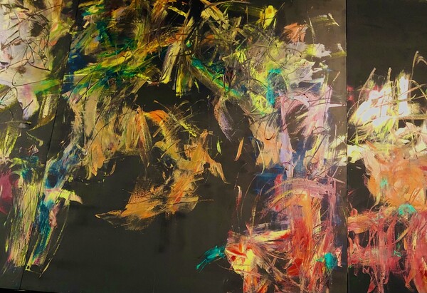 어둡고 차가운 상자 속 같은 작업장, 미완성의 캔버스, 쓰다 만 물감들과 붓들과 소품, 그림 그리다 쓰러져 잠들었던 낡은 소파와 먼지투성이 속에서 그려낸 100여 점의 작품들을 바라봅니다. 남은 생애에 나는 어떻게 무엇을 하며 남은 생의 현장에서 나의 십자성을 찾아갈지 고민하게 만드는 작업 현장입니다. 그는 작업 현장을 바라보는 관람객과 자신의 작업 현장 사이 가상의 공간을 제4의 벽이라고 합니다. 박신양 그림 전시장의 벽화 /최익준