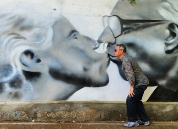 서울 화동 골목길 벽화 앞에서 /사진=한익종