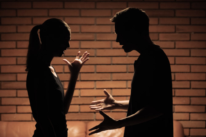 오는 10월부터 도입되는 선임 요양보호사 제도가 요양보호사 간 '기 싸움'의 원인이 될 수 있다는 지적이 업계에서 나온다. /게티이미지뱅크